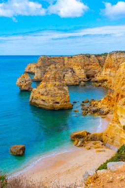 Portekiz 'in Algarve bölgesinde Benagil yakınlarındaki kayalıklar.