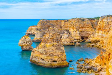 Portekiz 'in Algarve bölgesinde Benagil yakınlarındaki kayalıklar.