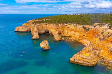 Portekiz 'in Algarve bölgesinde Benagil yakınlarındaki kayalıklar.