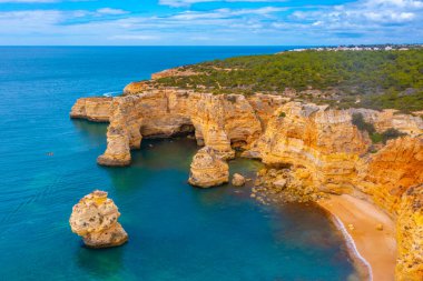 Portekiz 'in Algarve bölgesinde Benagil yakınlarındaki kayalıklar.