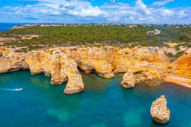 Portekiz 'in Algarve bölgesinde Benagil yakınlarındaki kayalıklar.