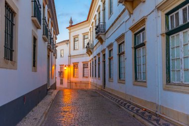 Portekiz 'in eski Faro kasabasındaki Dar Sokak.
