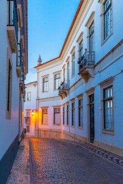 Portekiz 'in eski Faro kasabasındaki Dar Sokak.