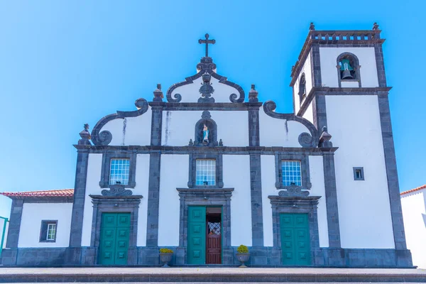 Pico Vermelho 'daki Yardım Kilisesi Sao Miguel, Portekiz.