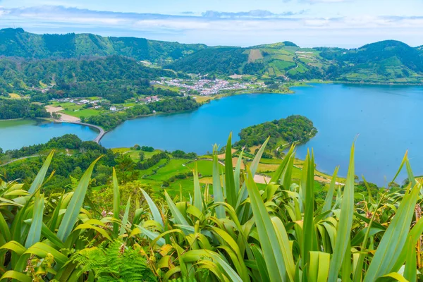 Portekiz Sao Miguel adasındaki Lagoa Verde ve Lagoa Azul 'un hava manzarası.