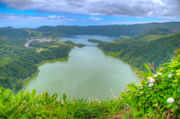 Miradouro da Vista do Rei View Lagoa Verde ve Lagoa Azul Sao Miguel Adası, Portekiz.