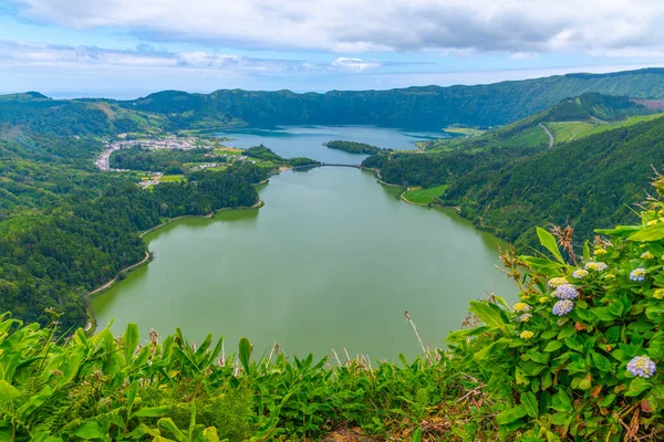 Miradouro da Vista do Rei View Lagoa Verde ve Lagoa Azul Sao Miguel Adası, Portekiz.