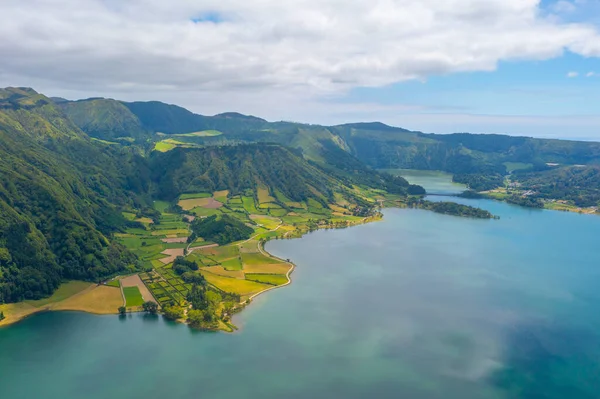Portekiz, Azores 'teki Sao Miguel adasındaki Sete Cidades kalderasının hava manzarası..