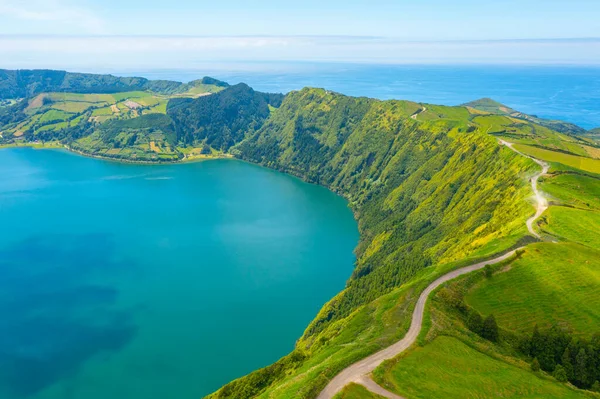 Portekiz, Azores 'teki Sao Miguel adasındaki Sete Cidades kalderasının hava manzarası..