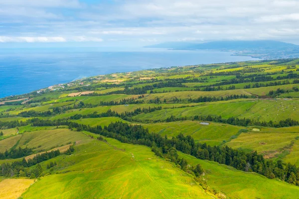 Portekiz, Azores 'deki Sao Miguel adasının kırsal arazisi..