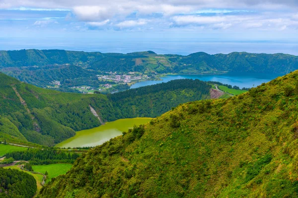Portekiz Sao Miguel adasındaki Lagoa Verde ve Lagoa Azul 'un hava manzarası.