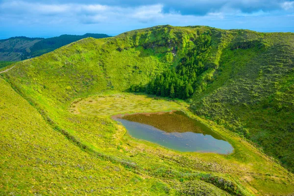 Portekiz 'deki Sao Miguel adasında küçük bir kaldera gölü..