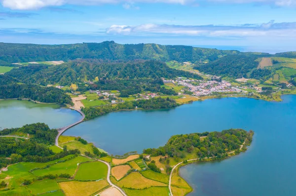 Portekiz Sao Miguel adasındaki Lagoa Verde ve Lagoa Azul 'un hava manzarası.
