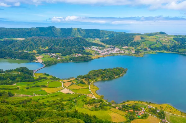 Portekiz Sao Miguel adasındaki Lagoa Verde ve Lagoa Azul 'un hava manzarası.