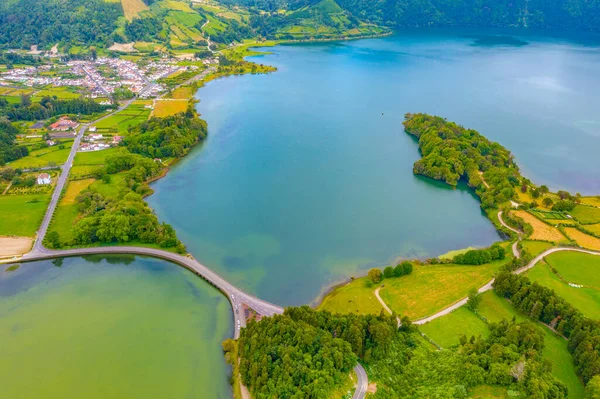 Portekiz Sao Miguel adasındaki Lagoa Verde ve Lagoa Azul 'un hava manzarası.