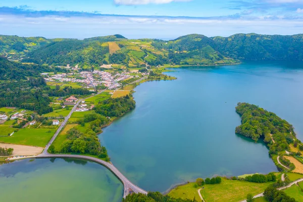 Portekiz Sao Miguel adasındaki Lagoa Verde ve Lagoa Azul 'un hava manzarası.