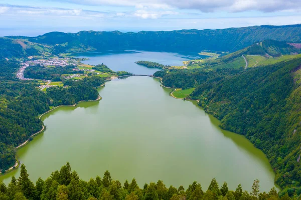 Miradouro da Vista do Rei View Lagoa Verde ve Lagoa Azul Sao Miguel Adası, Portekiz.