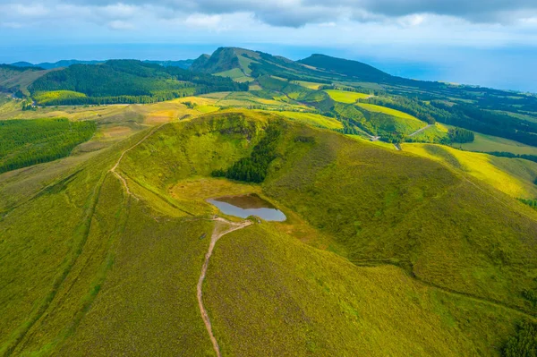 Portekiz 'deki Sao Miguel adasında küçük bir kaldera gölü..