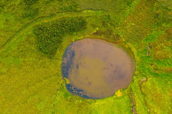Portekiz 'deki Sao Miguel adasında küçük bir kaldera gölü..