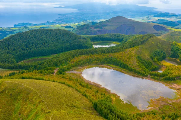 Portekiz 'deki Sao Miguel adasında küçük bir kaldera gölü..