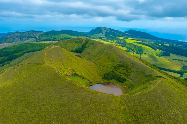 Portekiz 'deki Sao Miguel adasında küçük bir kaldera gölü..