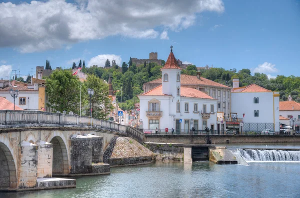 Portekiz 'deki eski Tomar kasabasına giden köprü..
