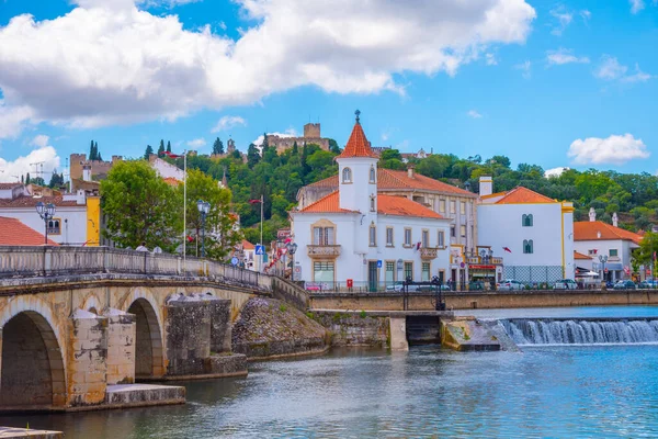 Portekiz 'deki eski Tomar kasabasına giden köprü..