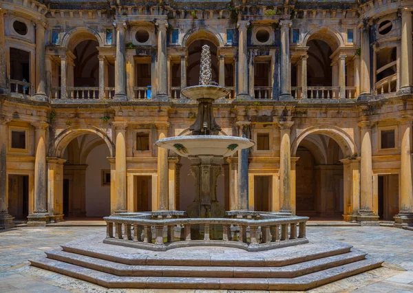 Portekiz Tomar 'daki İsa Manastırı' nın içindeki manastır..