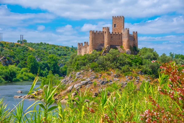 Portekiz 'de Tajo nehri üzerinde Castelo de Almourol.