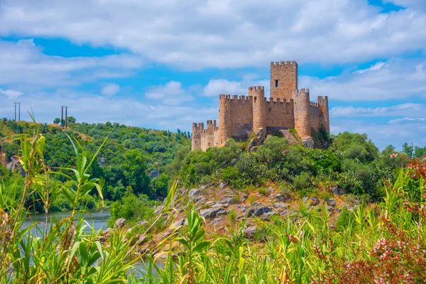 Portekiz 'de Tajo nehri üzerinde Castelo de Almourol.