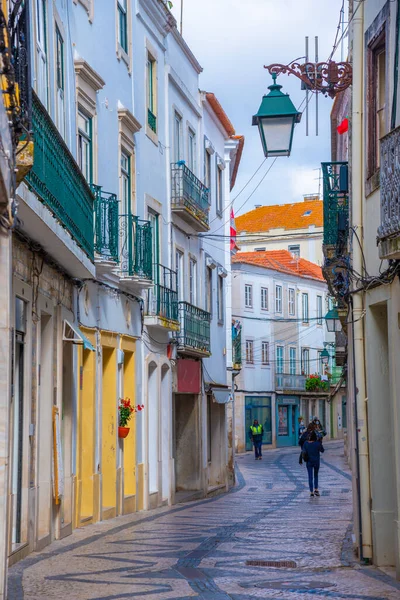 Portekiz 'in Santarem kentindeki eski şehrin dar sokakları.