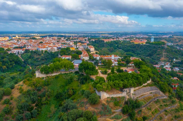 Santarem Kalesi, Portekiz 'de Tajo nehrinin üzerindeki bir tepede yer almaktadır..