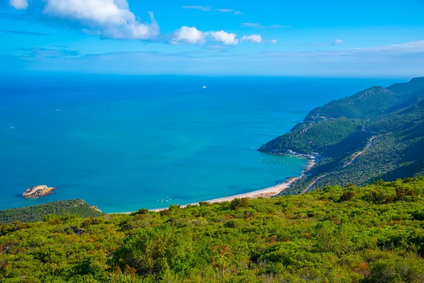Portekiz 'de Setubal yakınlarındaki Arrabida doğal parkının yeşil kıyı şeridi.
