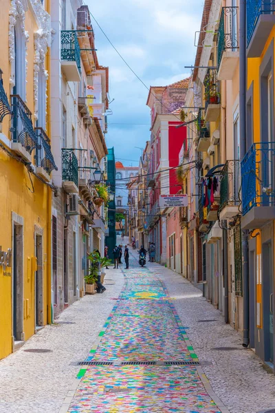 Portekiz 'in Setubal kentindeki eski kasabanın dar sokakları..