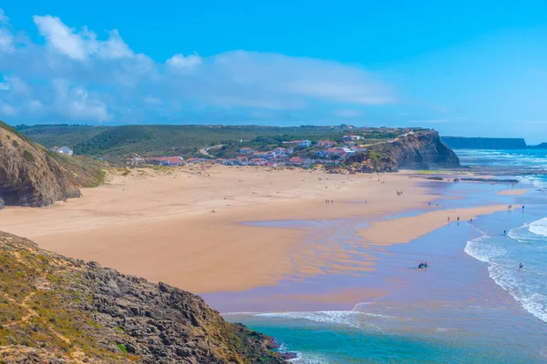Portekiz 'deki Praia de Monte Clerigo manzarası