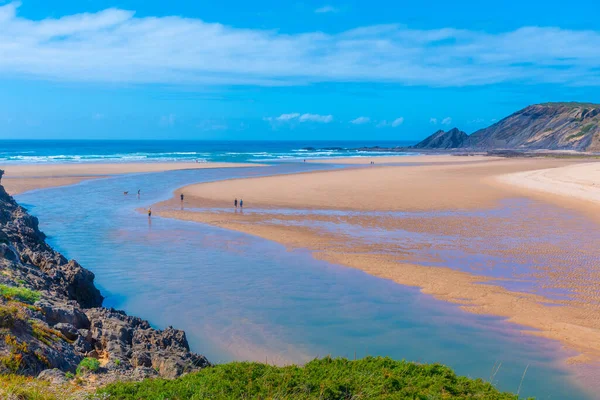 Portekiz 'deki Praia da Amoreira manzarası.