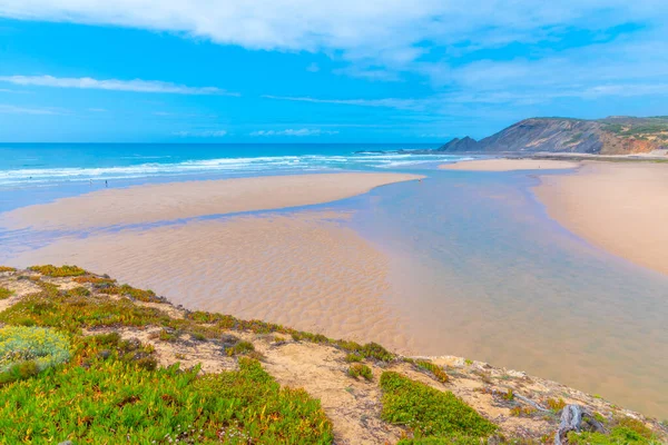 Portekiz 'deki Praia da Amoreira manzarası.