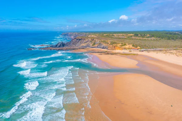 Portekiz 'deki Praia da Amoreira manzarası.