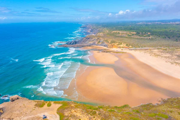 Portekiz 'deki Praia da Amoreira manzarası.