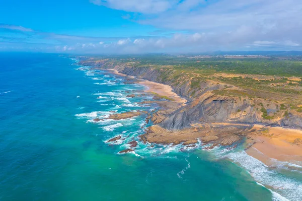 Portekiz 'deki Praia da Amoreira manzarası.