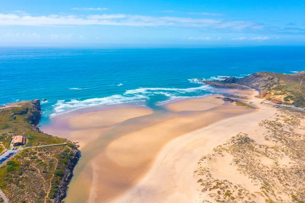 Portekiz 'deki Praia da Amoreira manzarası.