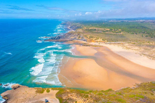 Portekiz 'deki Praia da Amoreira manzarası.