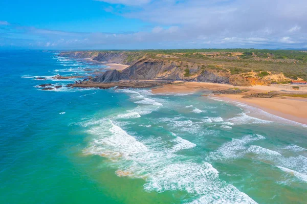 Portekiz 'deki Praia da Amoreira manzarası.