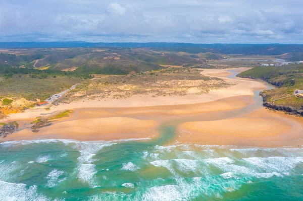 Portekiz 'deki Praia da Amoreira manzarası.
