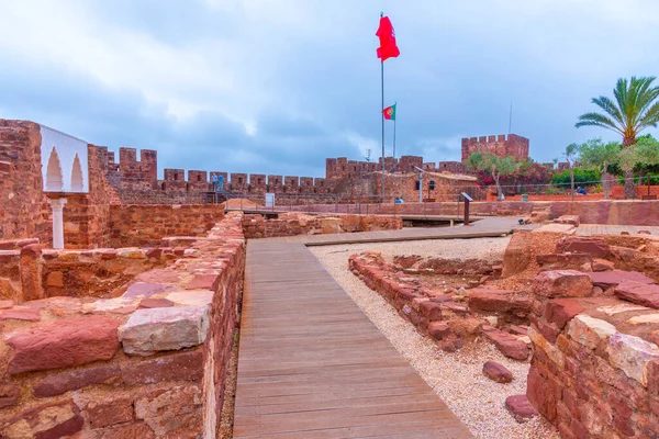 Portekiz 'in Silves kasabasında bir kale manzarası.