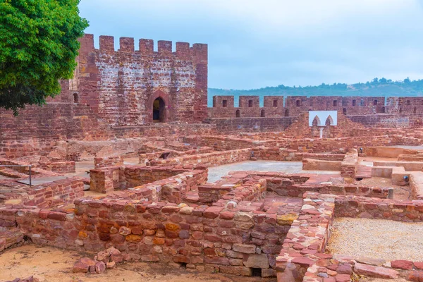 Portekiz 'in Silves kasabasında bir kale manzarası.