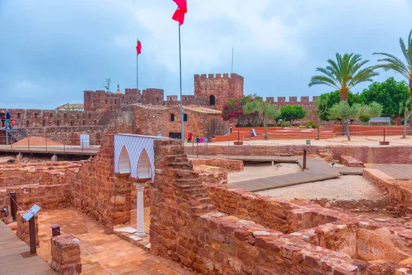 Portekiz 'in Silves kasabasında bir kale manzarası.