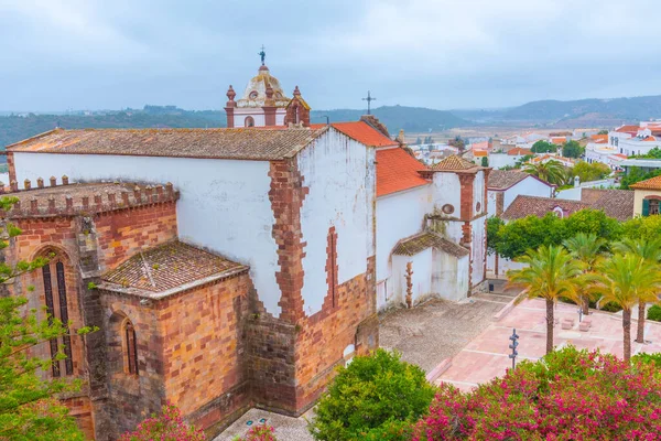 Portekiz 'in Silves kasabasındaki beyaz kilise.