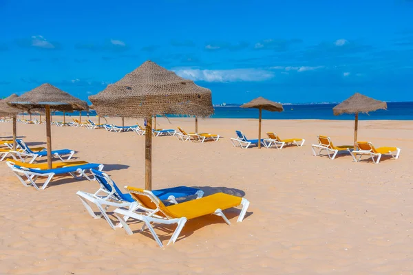 Portekiz Praia de Sao Roque 'da güneşli yataklar.