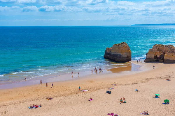 Portekiz 'de Praia dos Tres Castelos manzarası.